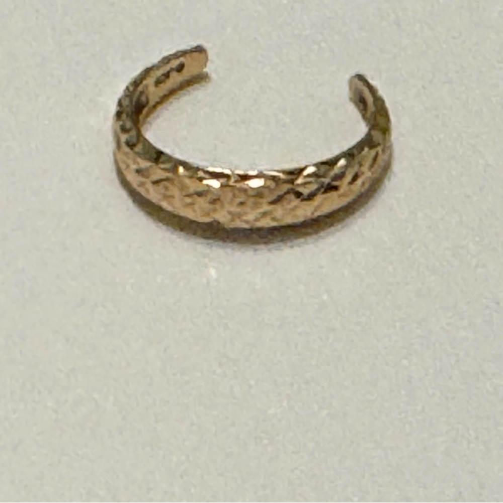 Gold Textured Toe Ring